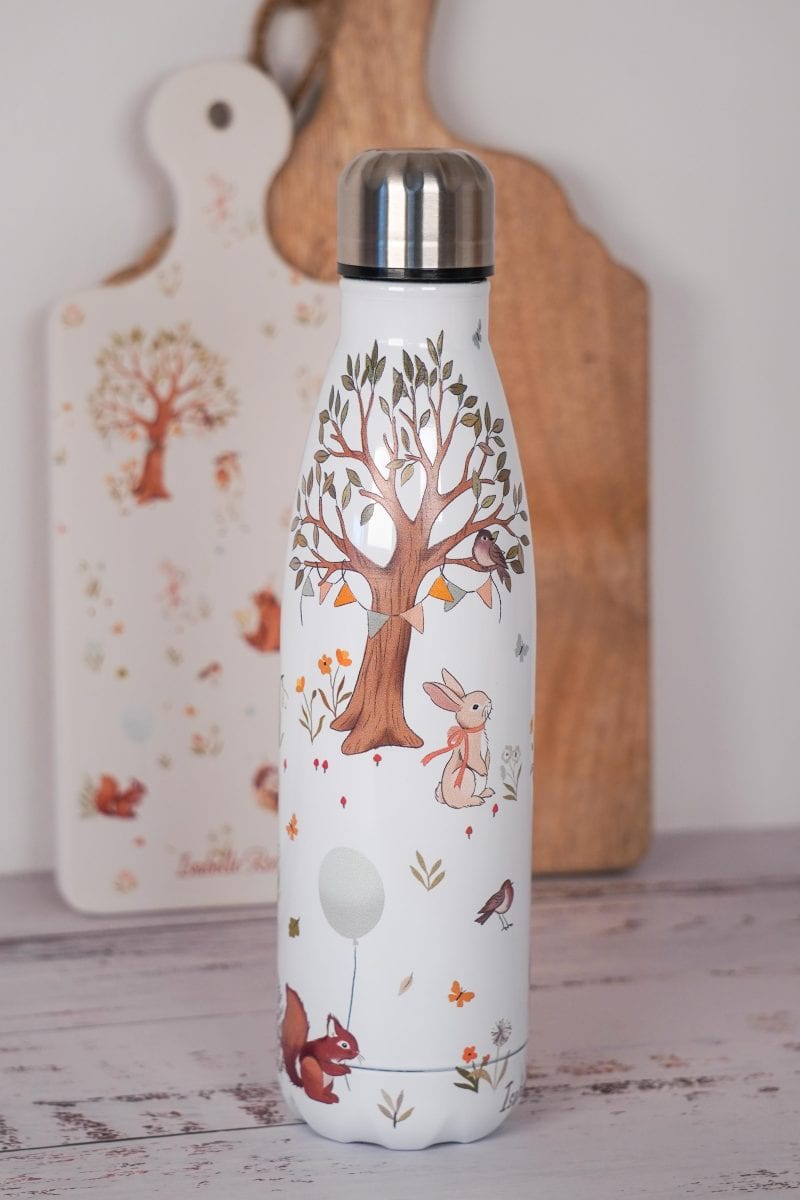 Бяла бутилка за вода с изображение на дърво и животни.