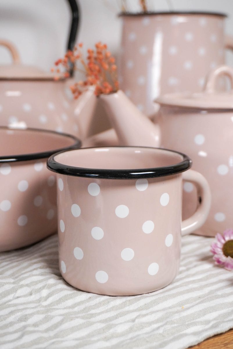Розови емайлирани чаши и чайници на точки.