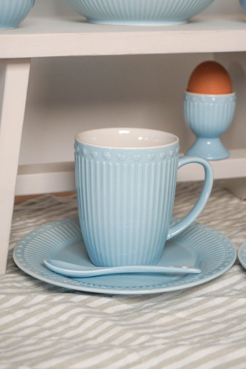 Синя чаша и чинийка на рафт.