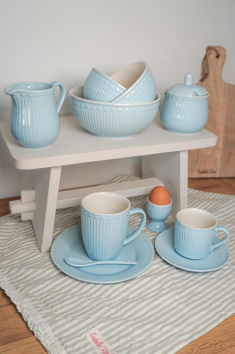 Комплект сини чинии и чаши на маса.