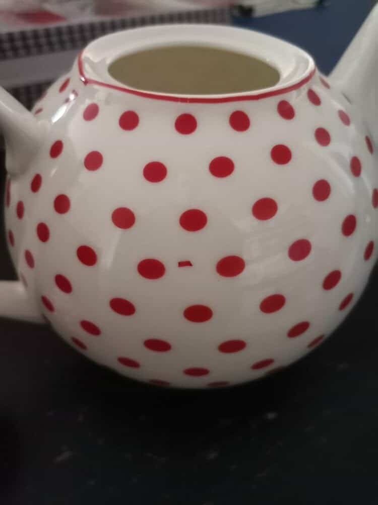 Червен и бял чайник на точки.