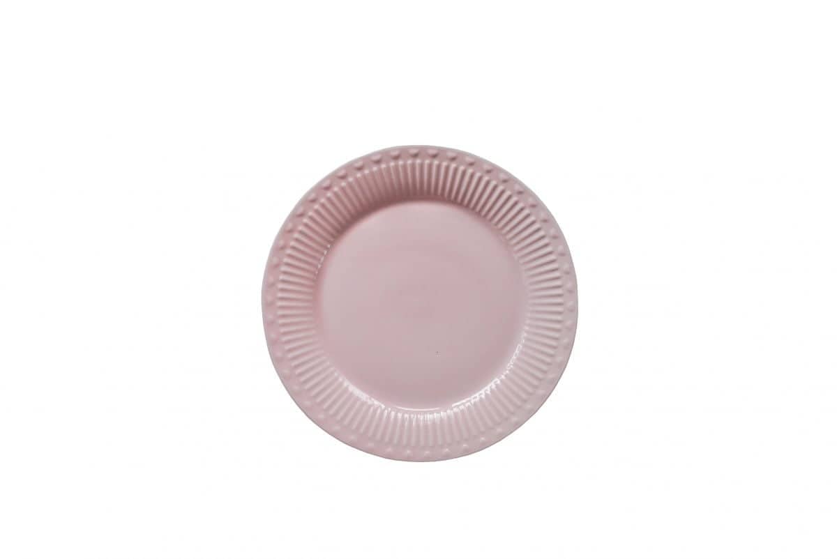Розова овална чиния на бял фон.