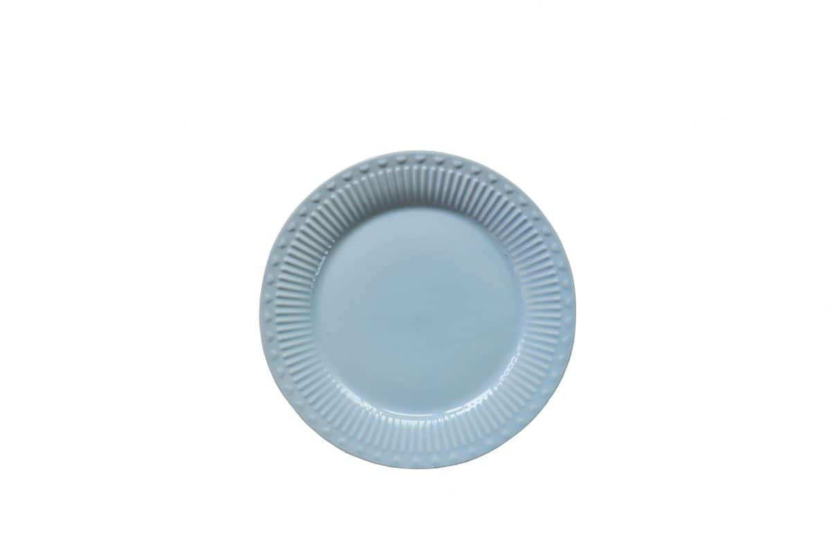 Синя овална чиния на бял фон.