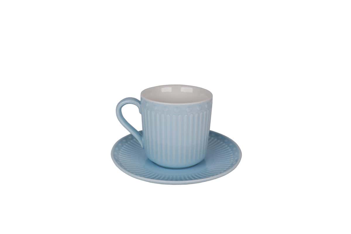 Синя чаша и чинийка на бял фон.