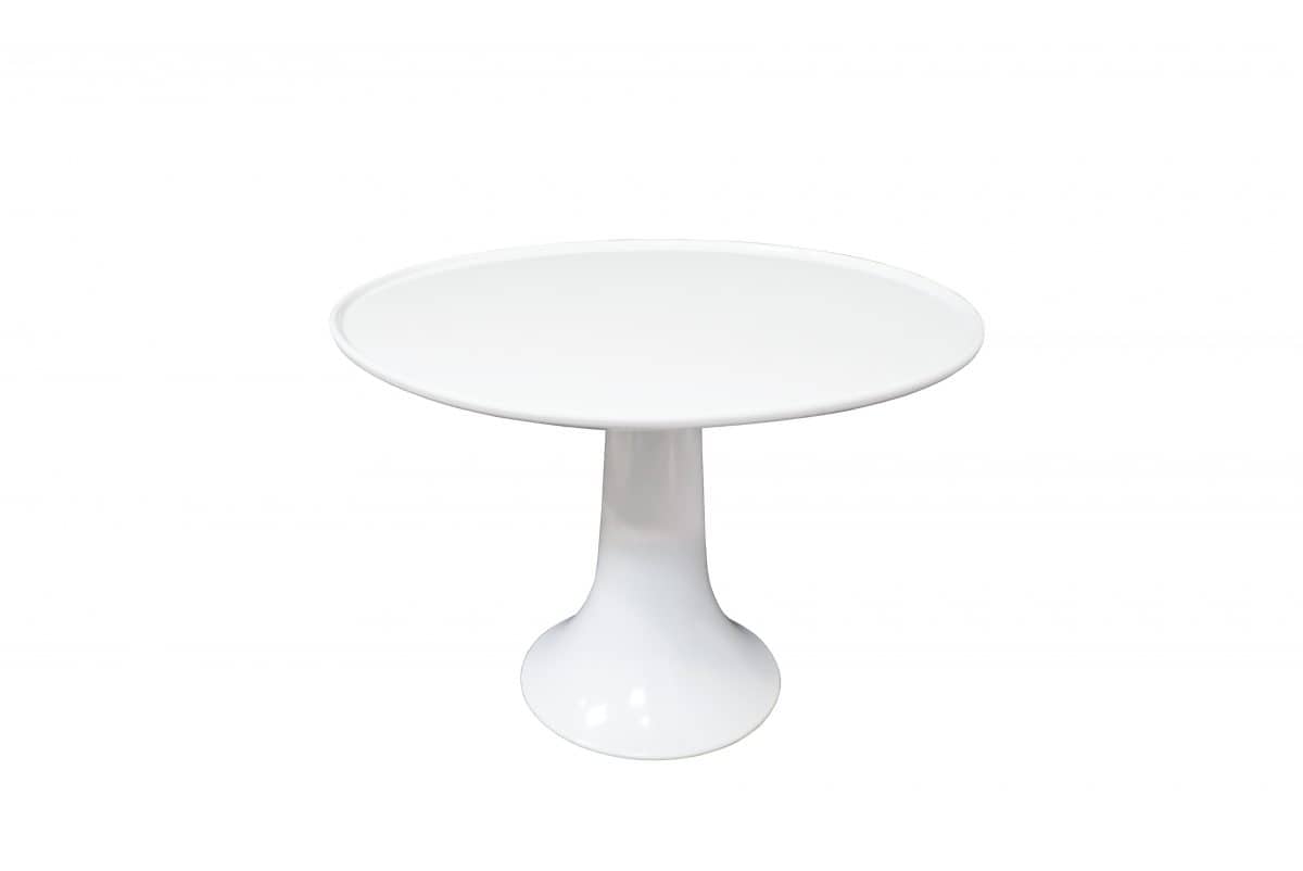 Бяла маса с кръгъл плот на бял фон.